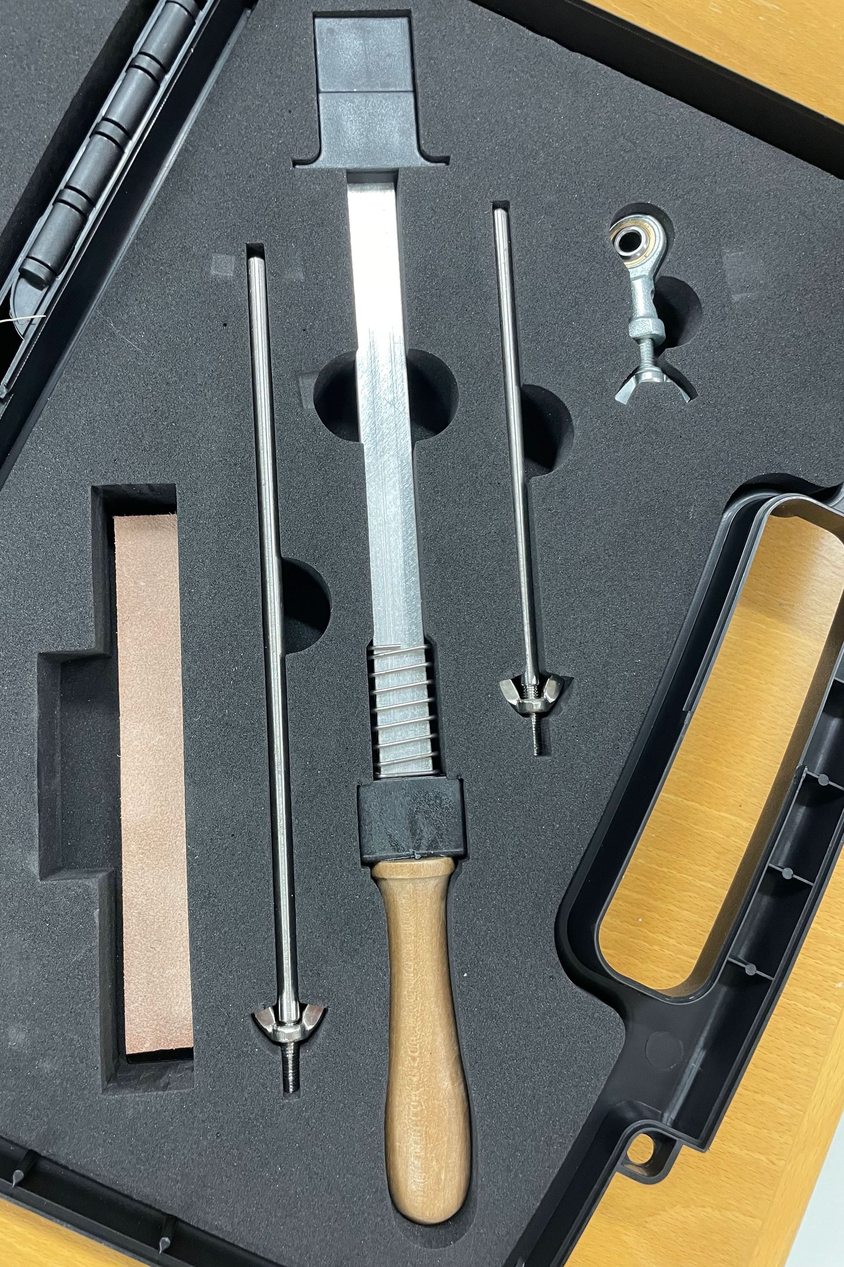 SwiftEdge Cross: Knife sharpening system with adjustable angle and diamond edge