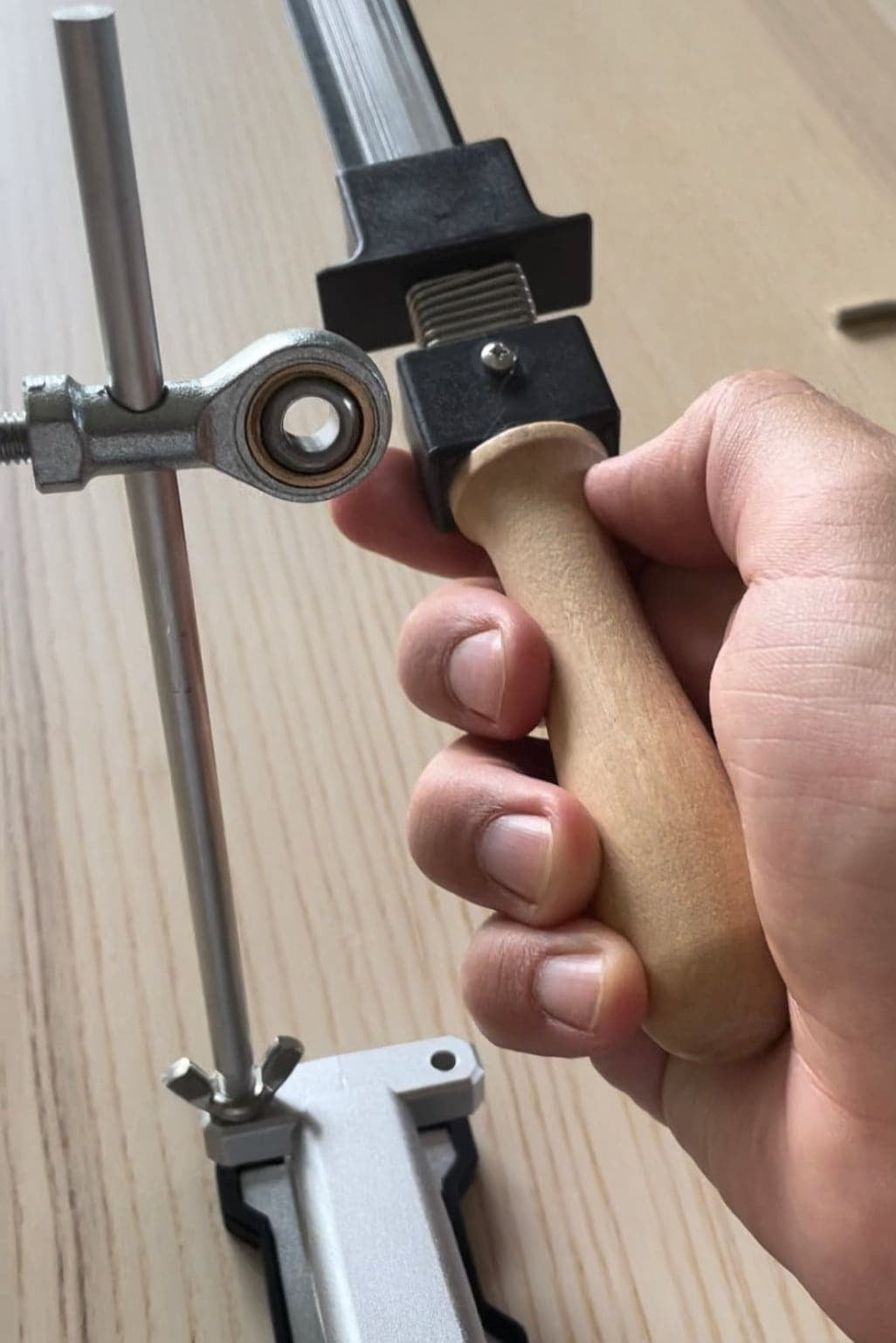 SwiftEdge Cross: Knife sharpening system with adjustable angle and diamond edge