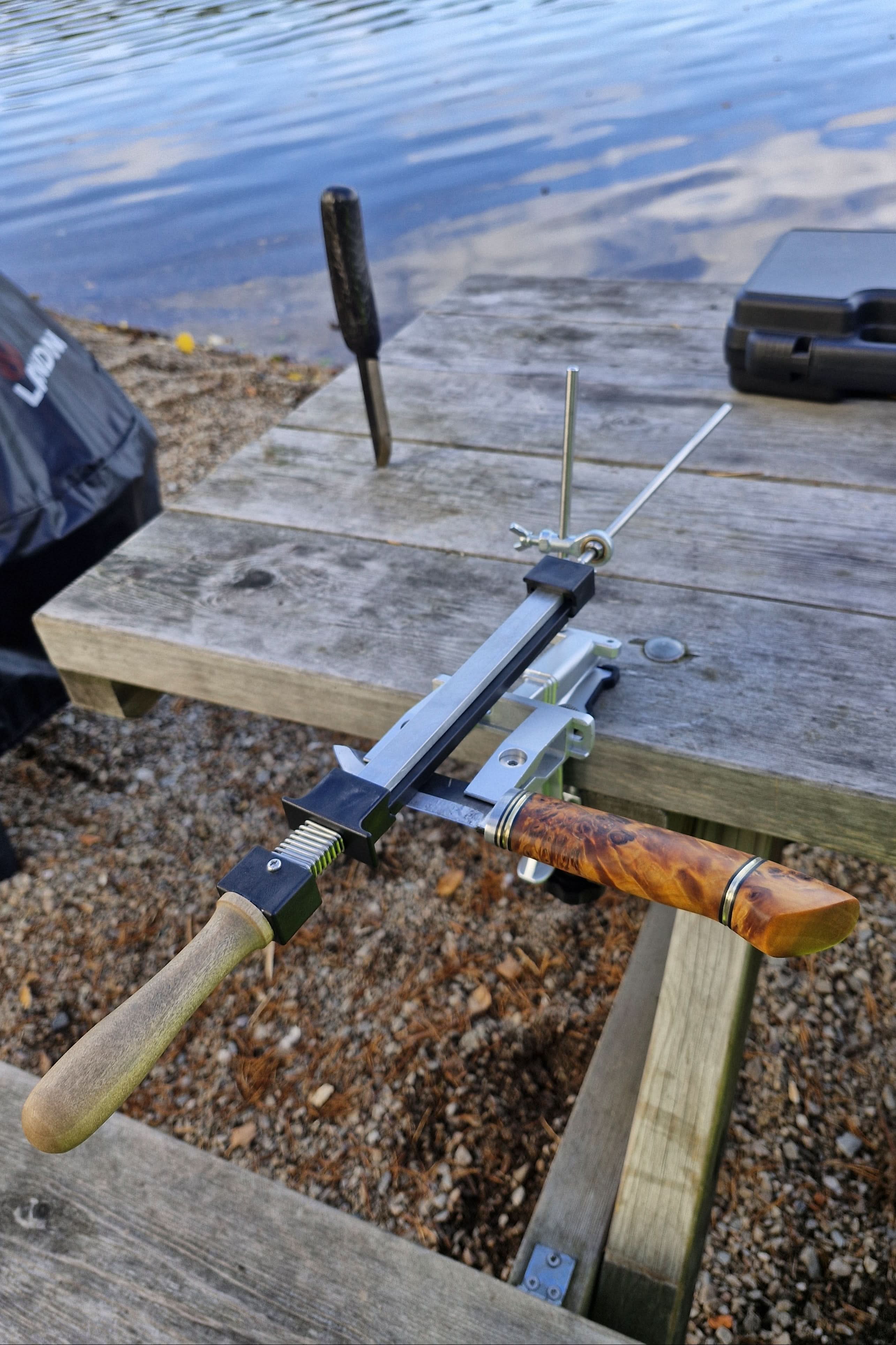 SwiftEdge Cross: Knife sharpening system with adjustable angle and diamond edge
