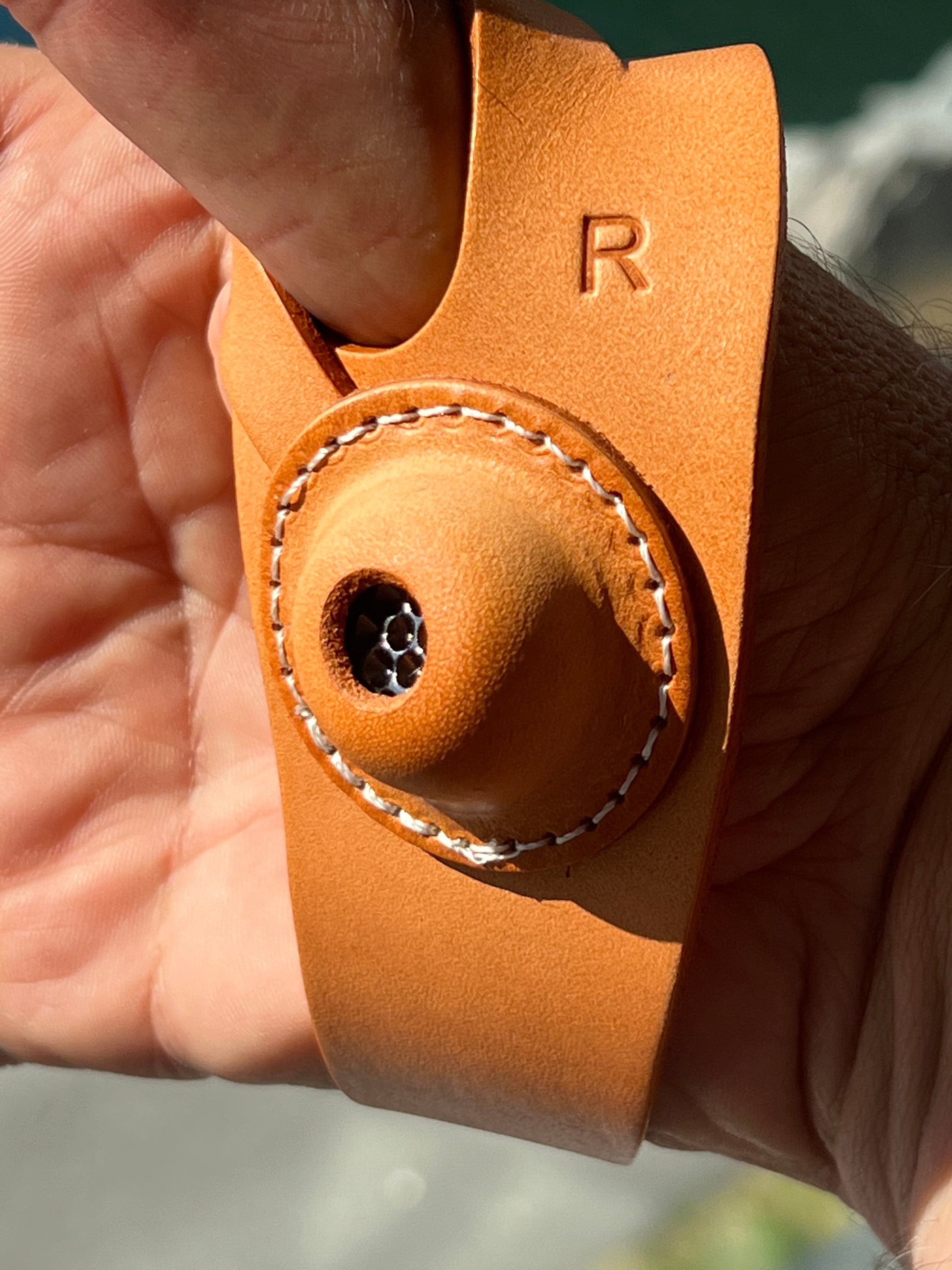 Leather thimble for the right palm for heavy sewing work on leather