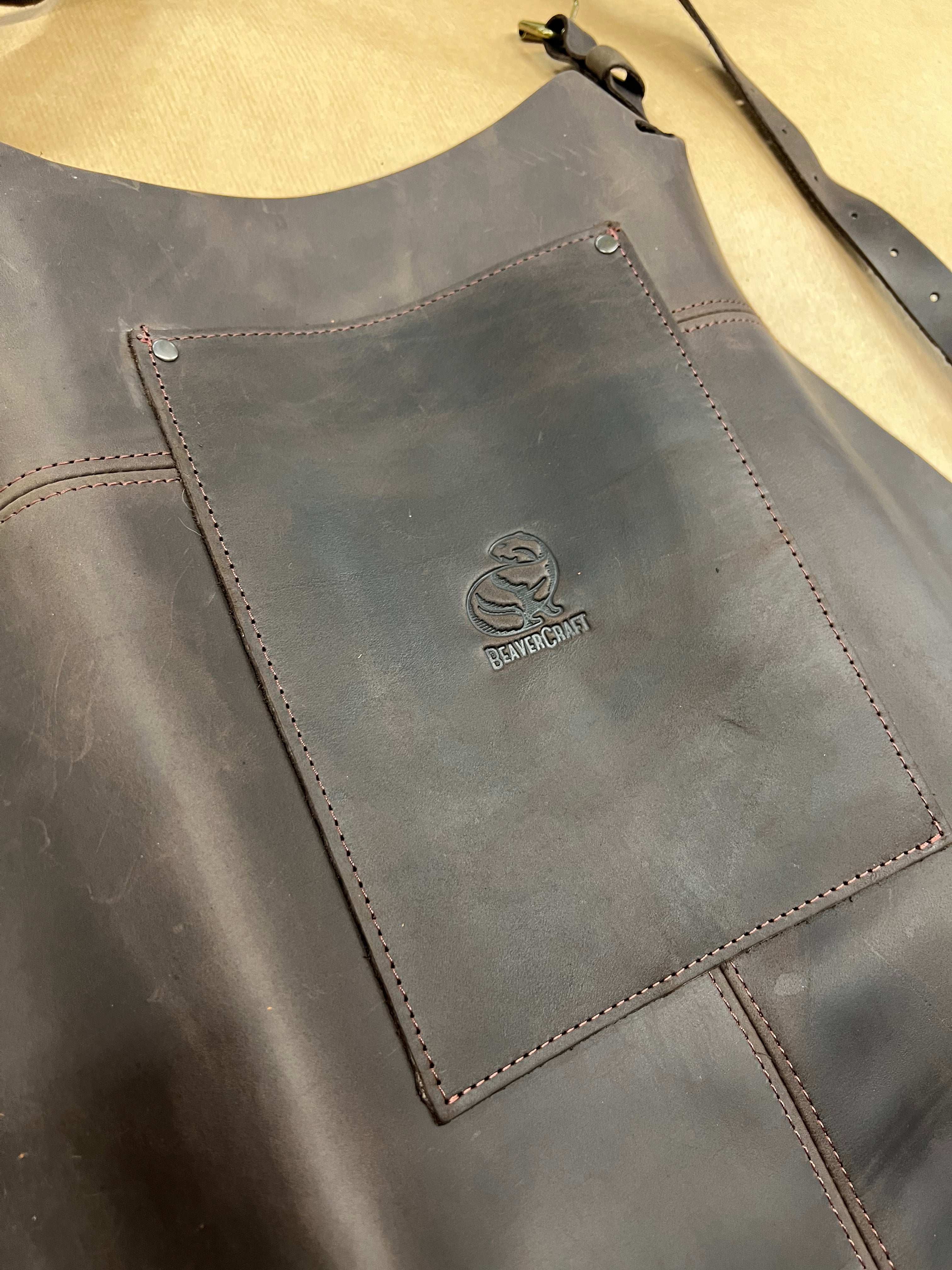 Adjustable apron in brown leather AP2X