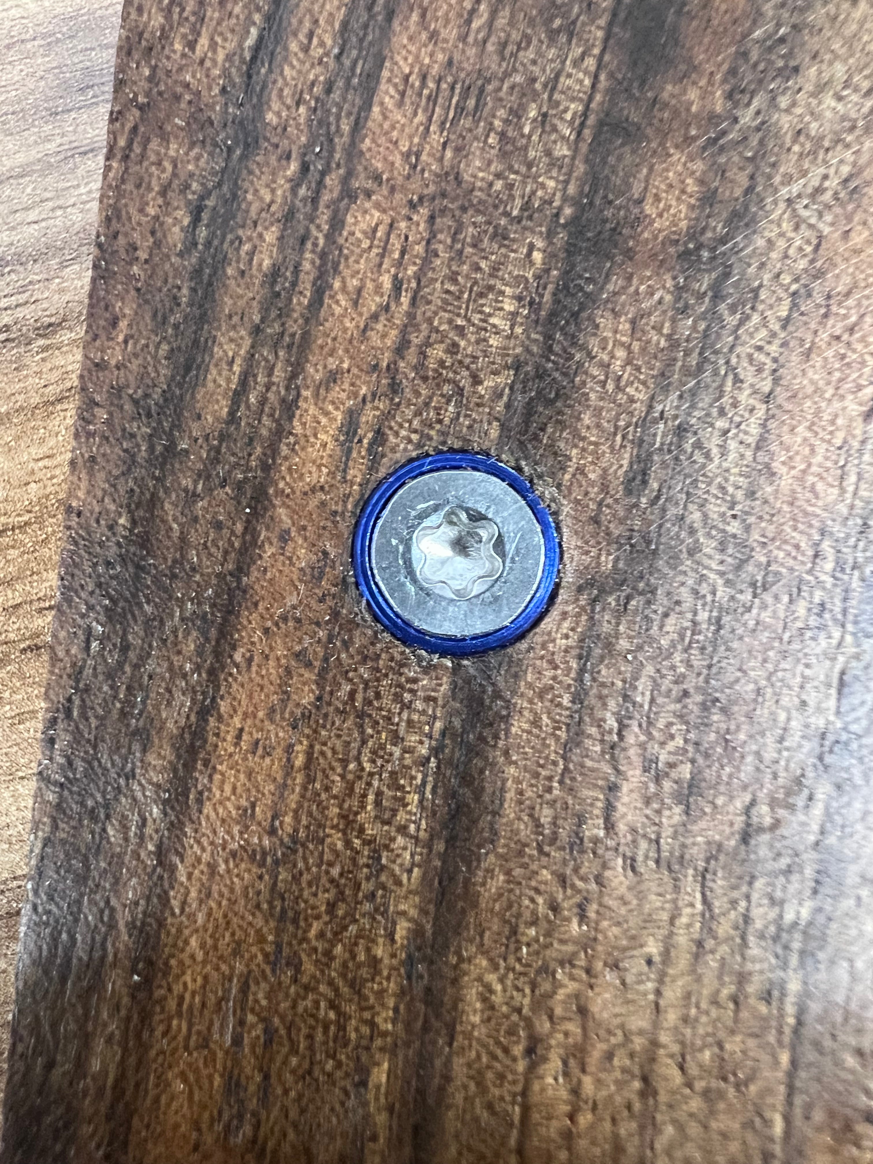 Screw to shaft - Screw with colored washer