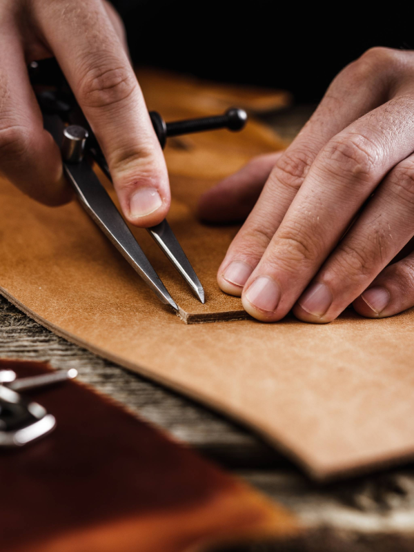 Leather for making knife sheaths: Raw edge, sheath leather and strap/suspension leather