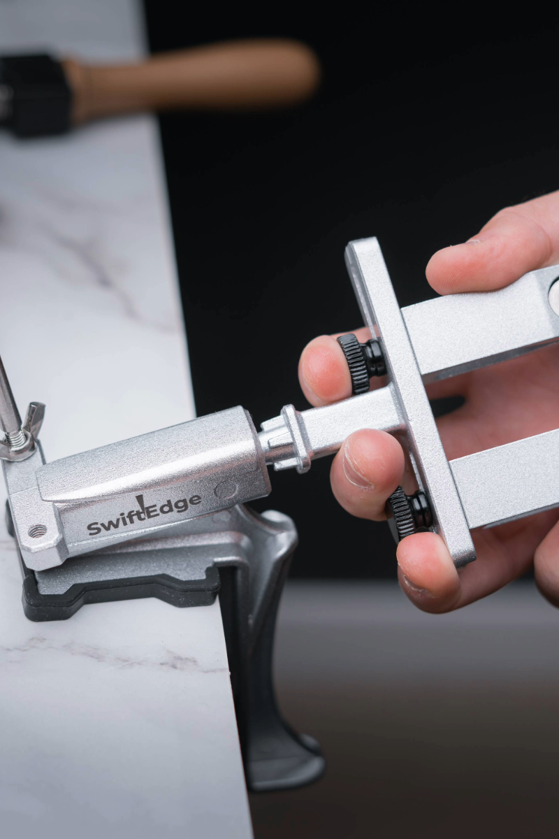 SwiftEdge Cross: Knife sharpening system with adjustable angle and diamond edge