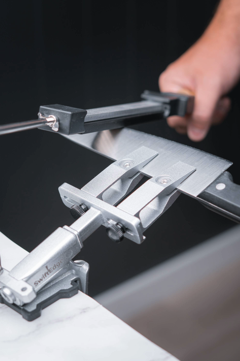 SwiftEdge Cross: Knife sharpening system with adjustable angle and diamond edge