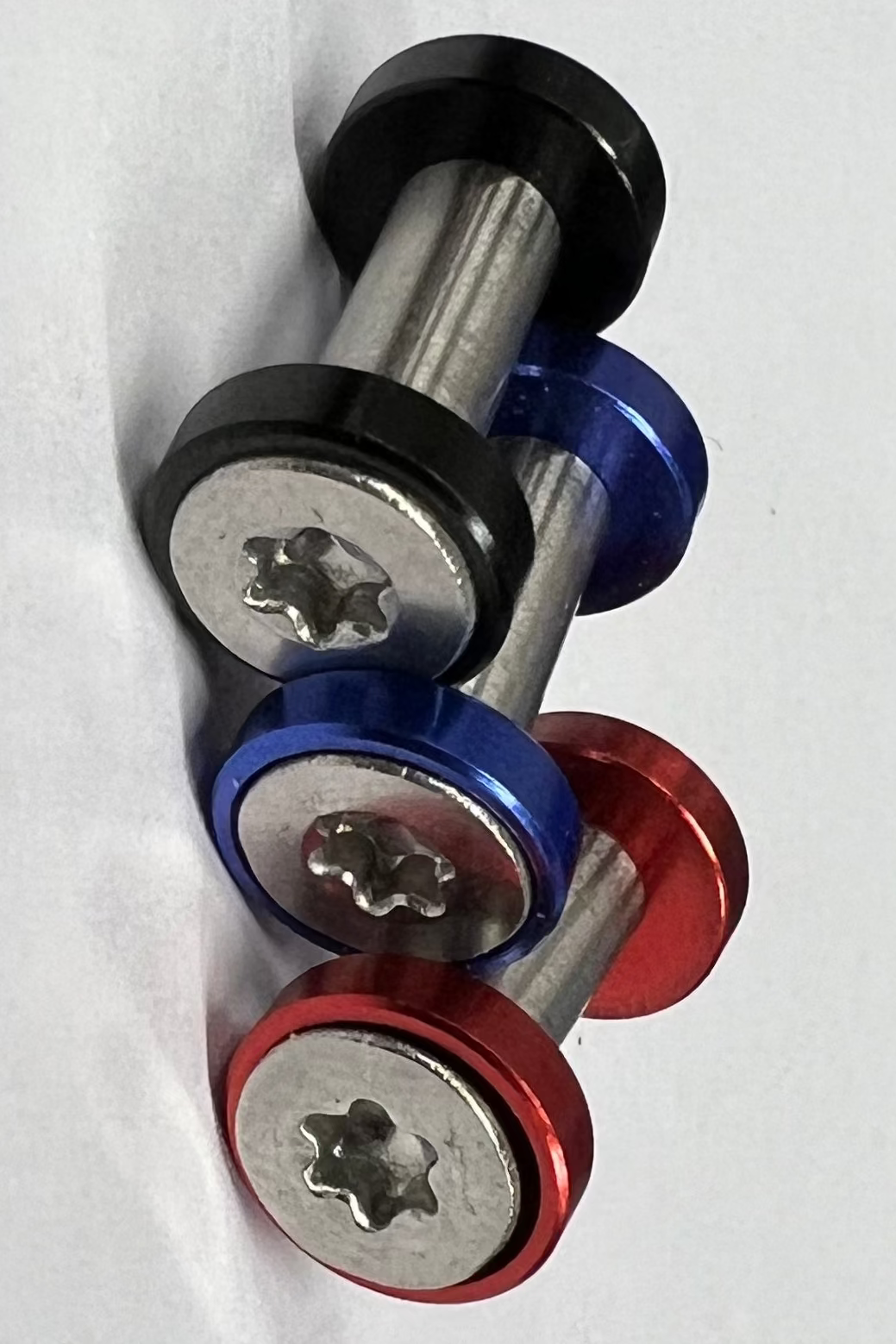 Screw to shaft - Screw with colored washer