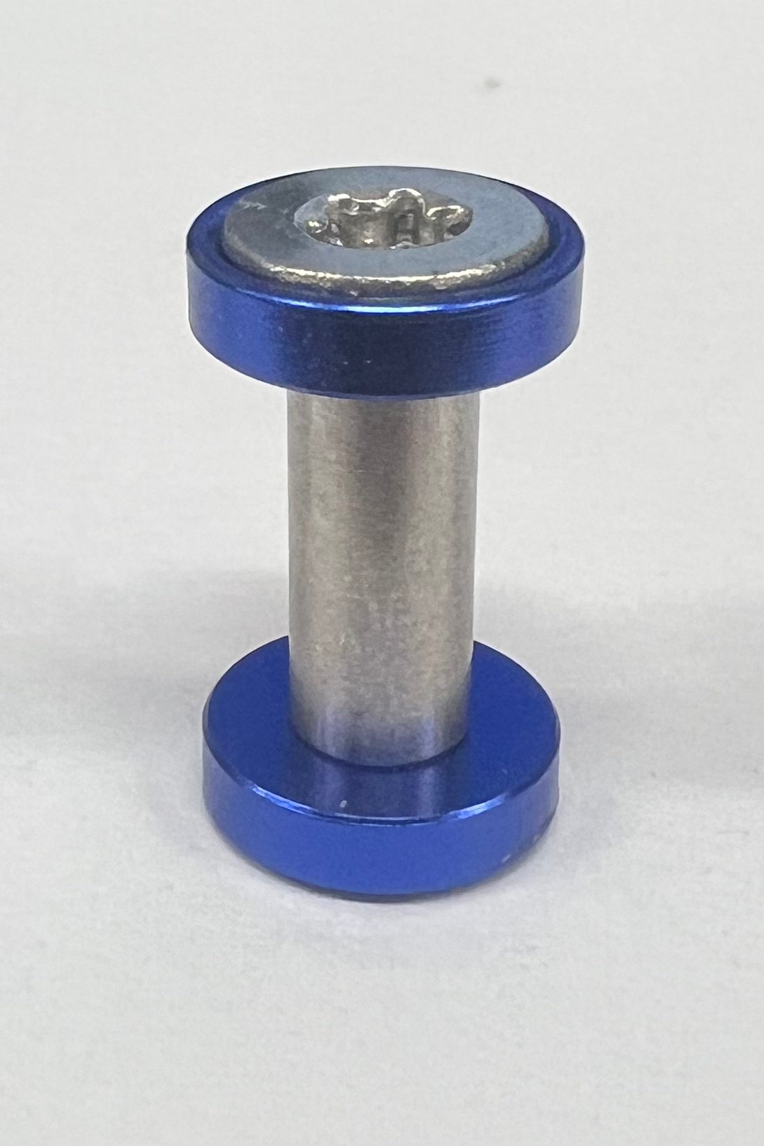 Screw to shaft - Screw with colored washer