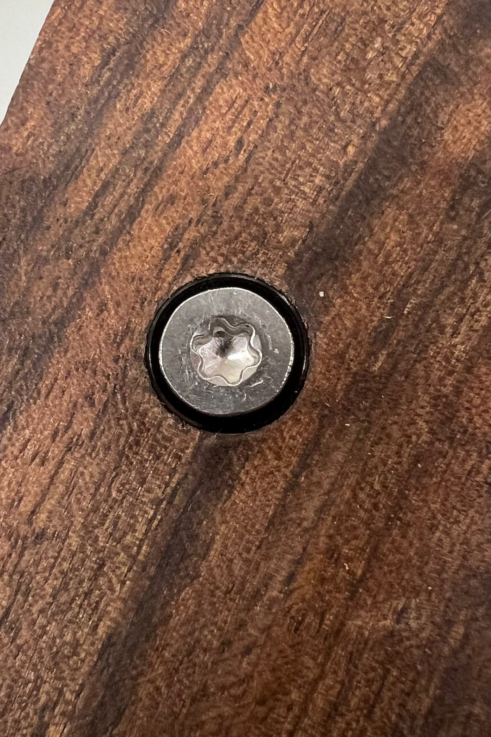 Screw to shaft - Screw with colored washer