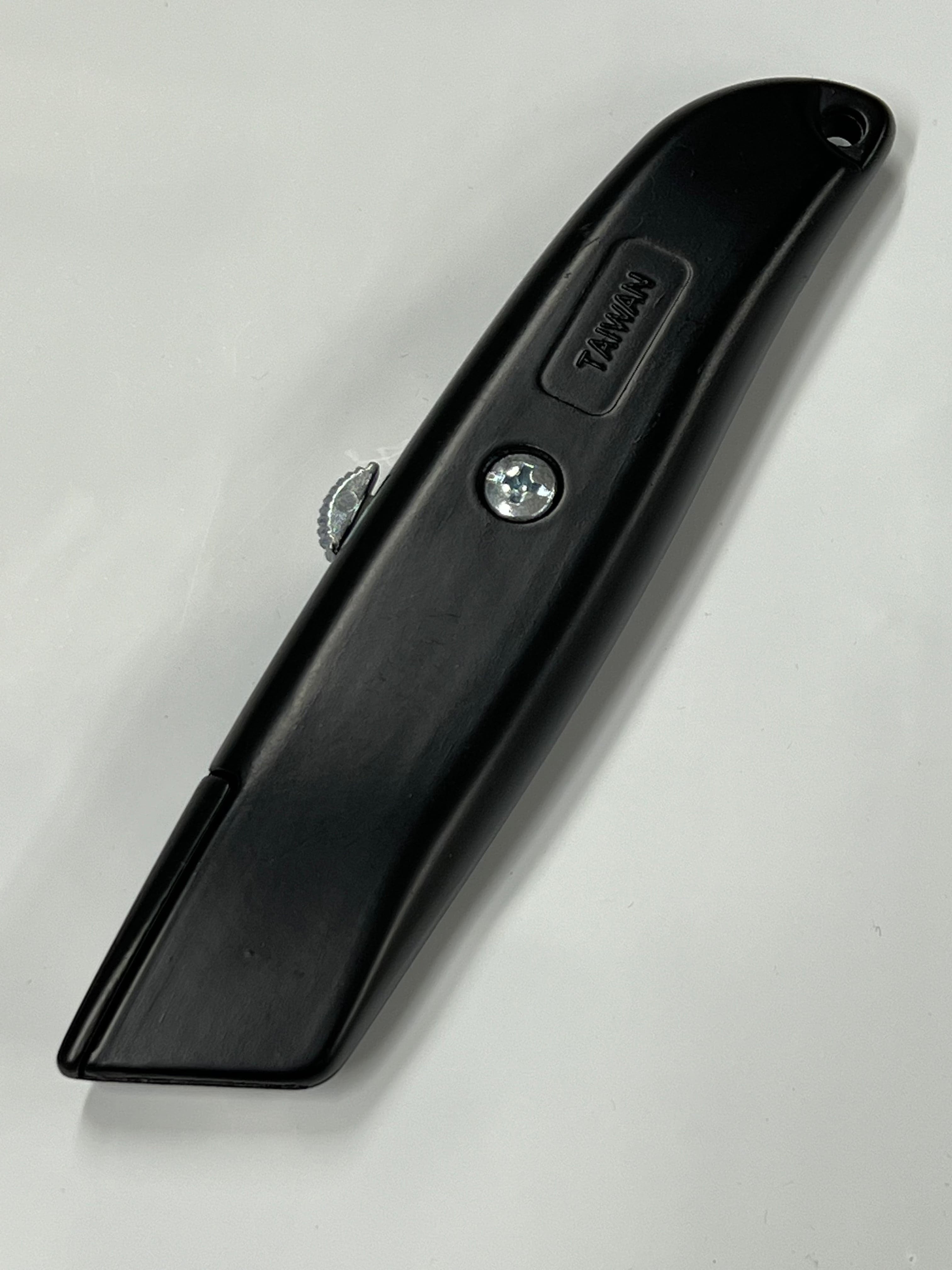 Utility knife with replaceable blade