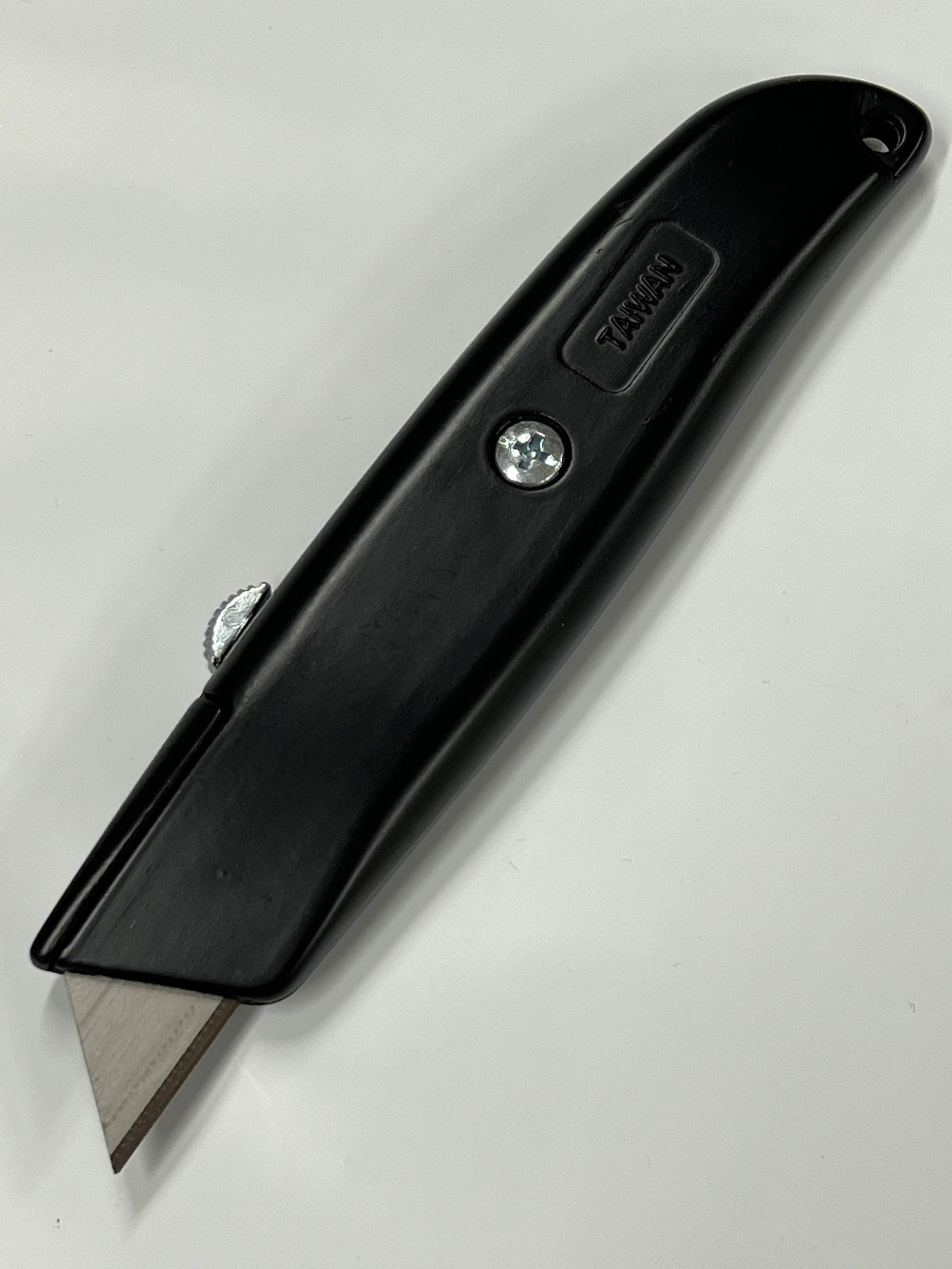 Utility knife with replaceable blade