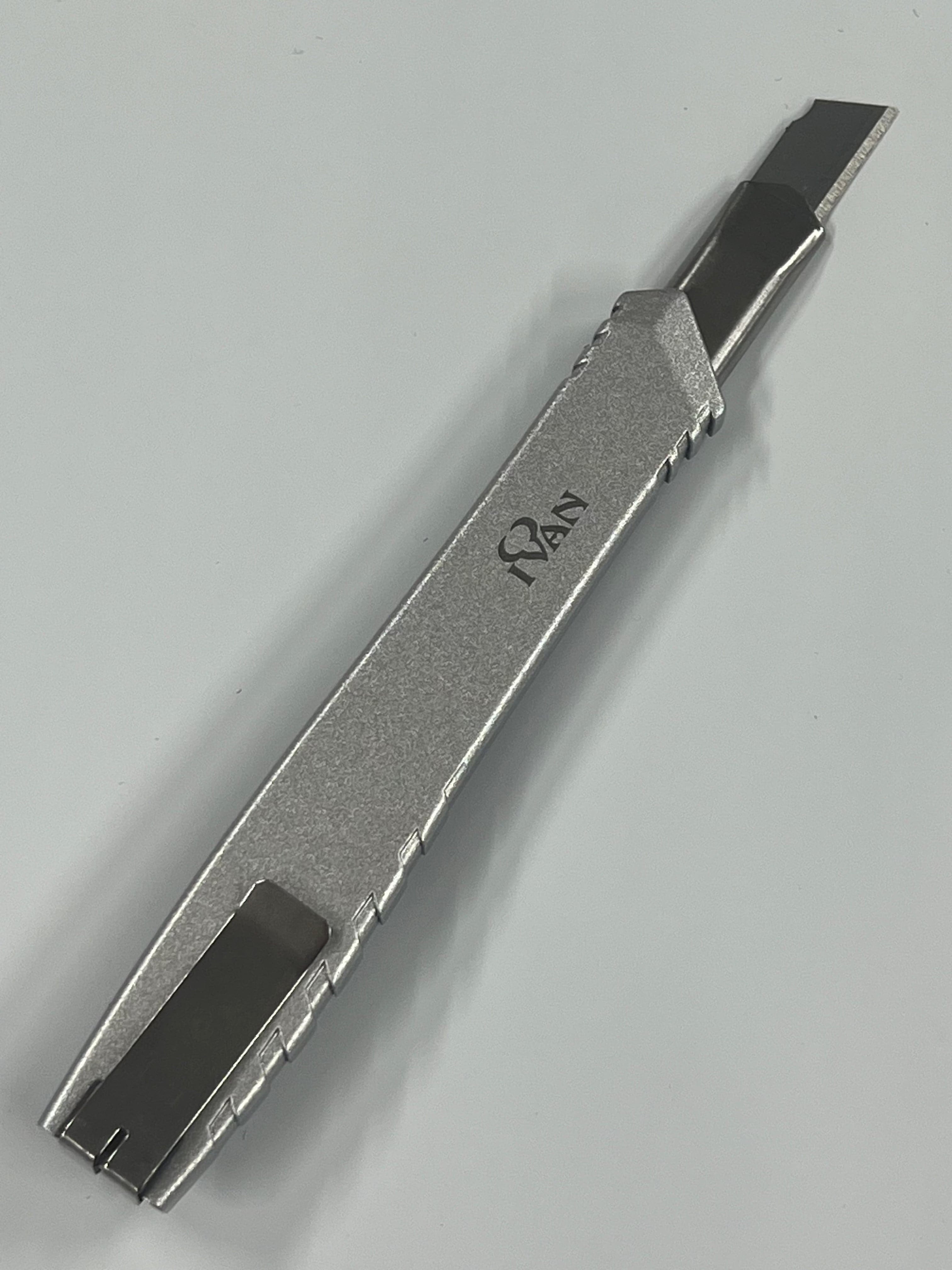 Utility knife with adjustable blade (narrow)