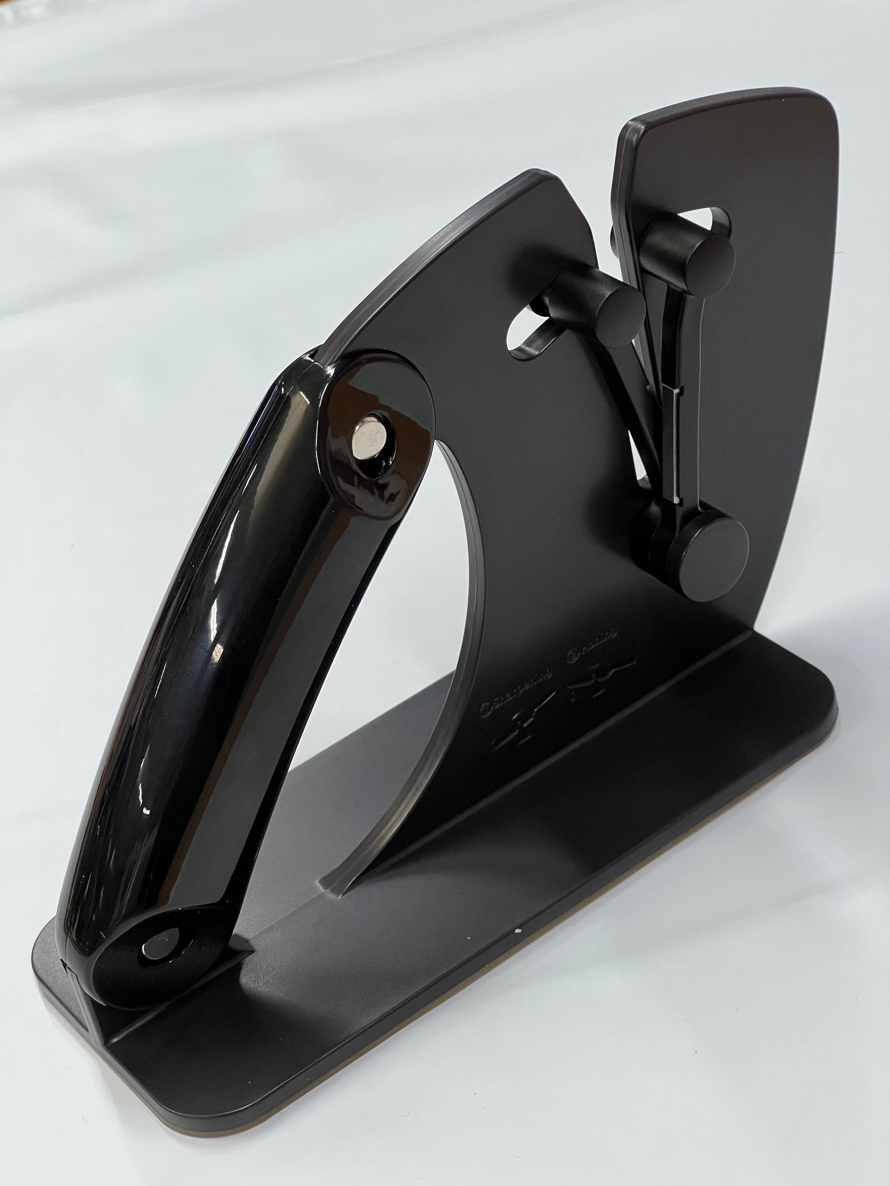 Knife sharpener with automatically adjustable angle 22-46 degrees RISAM RM022